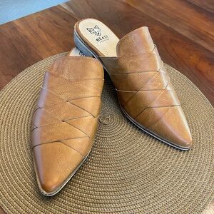 Beast Flat Mules Pointed toe Cutout overlapping woven details Size 9 READ